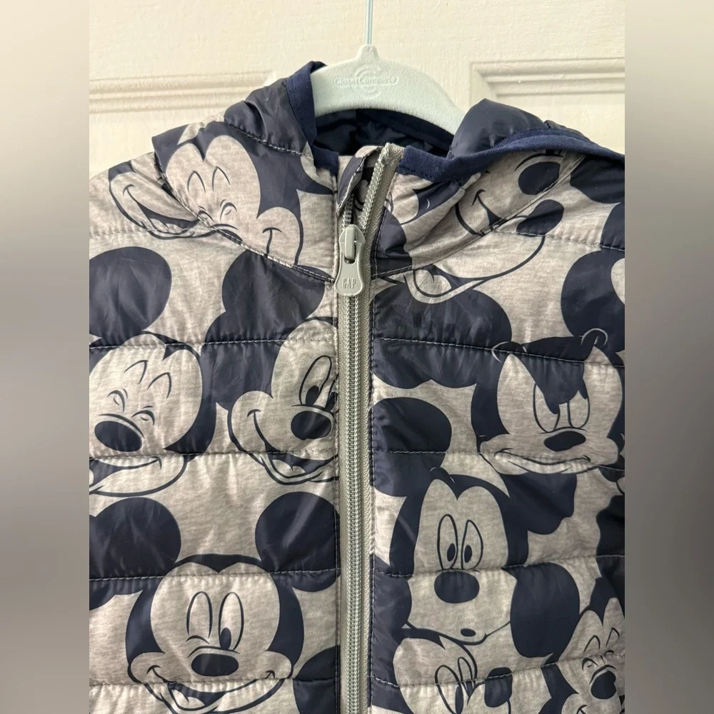 NWOT never worn. Baby Gap lightweight hooded puffer jacket. Size 4 toddler